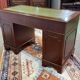 Bureau anglais à caissons des années 1950 en acajou et dessus cuir