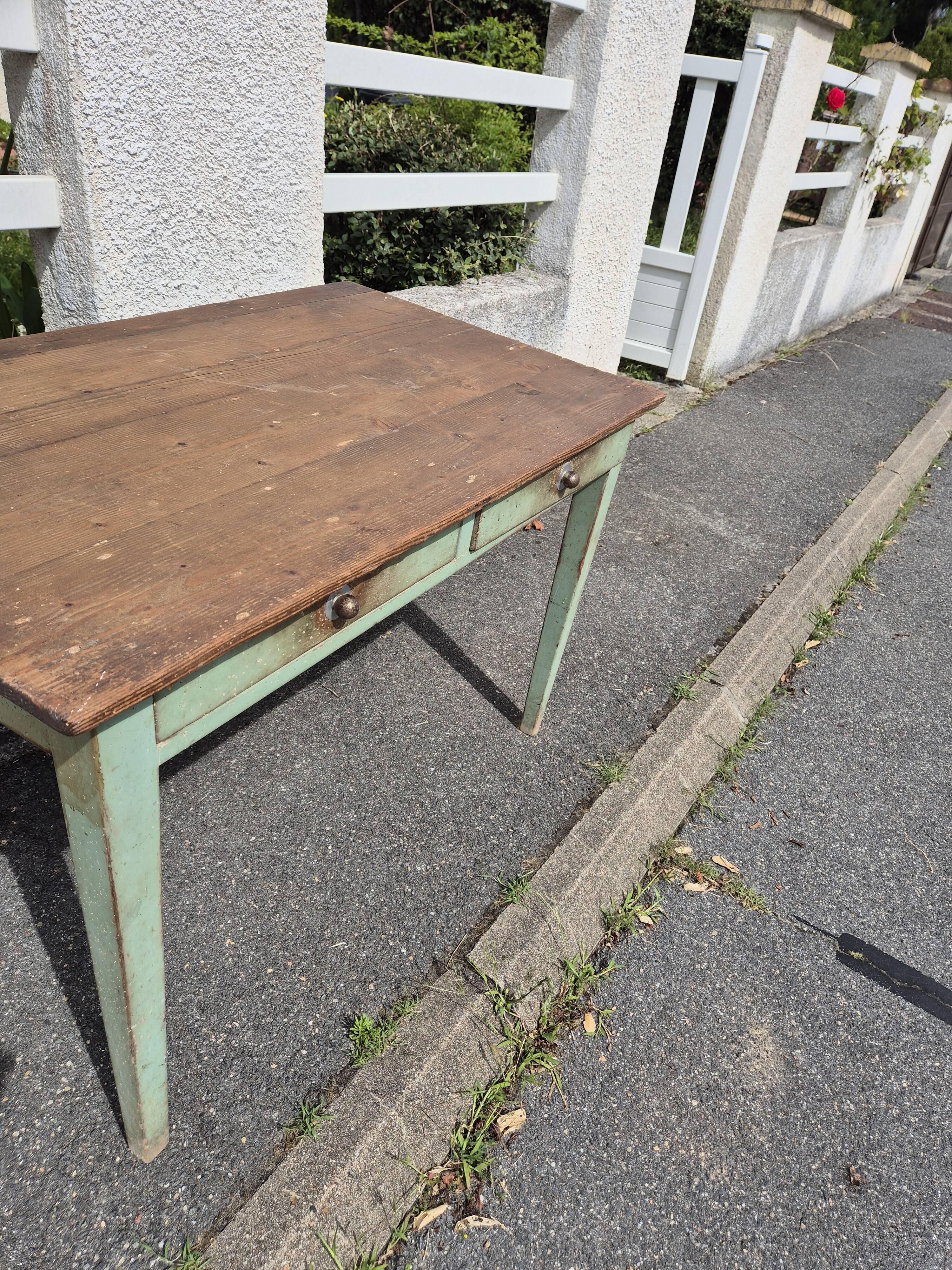 Table de ferme vintage plateau bois et bas vert, 2 tiroirs