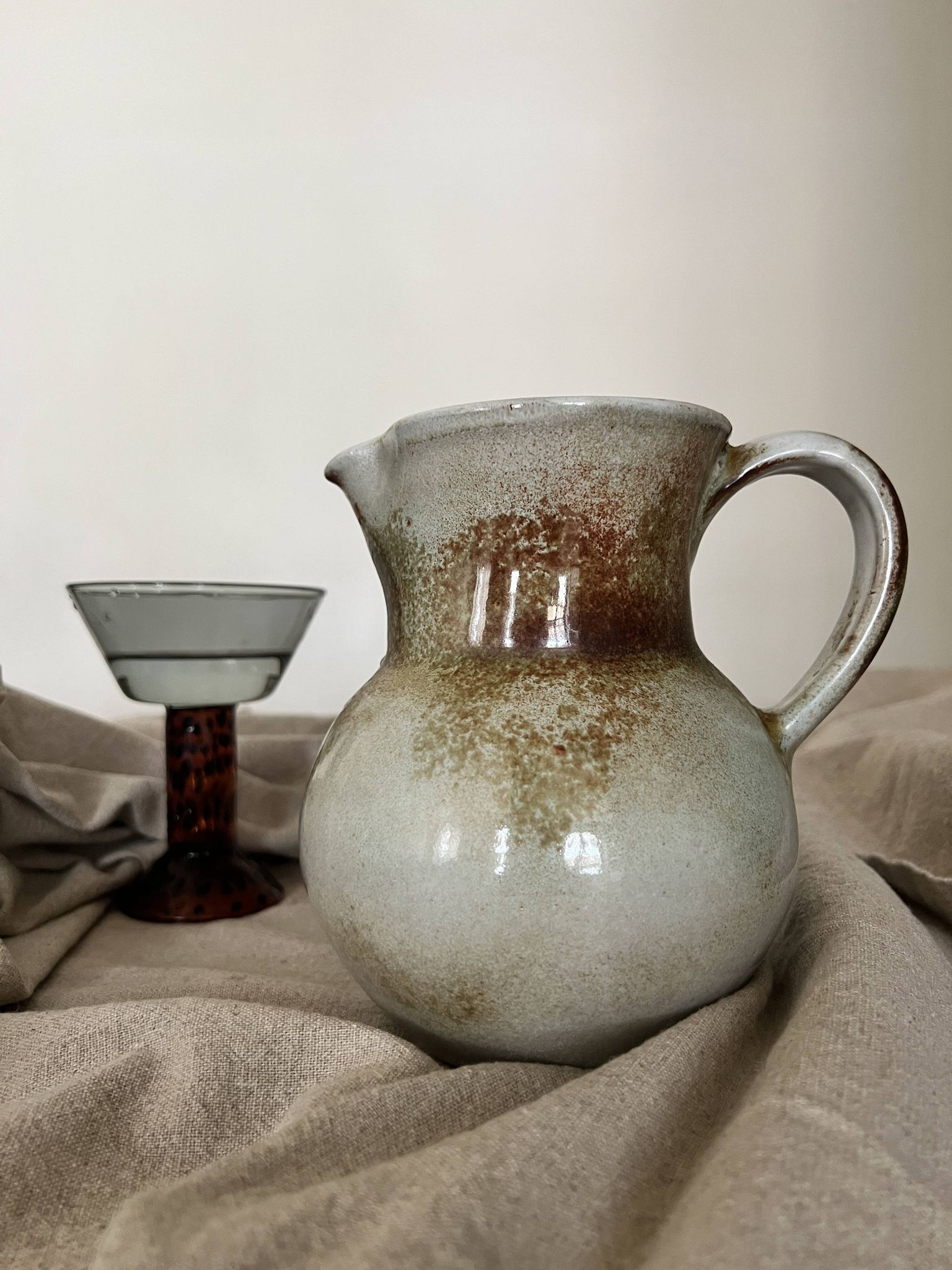 Carafe vintrage à eau / orangeade en céramique émaillée, 1950