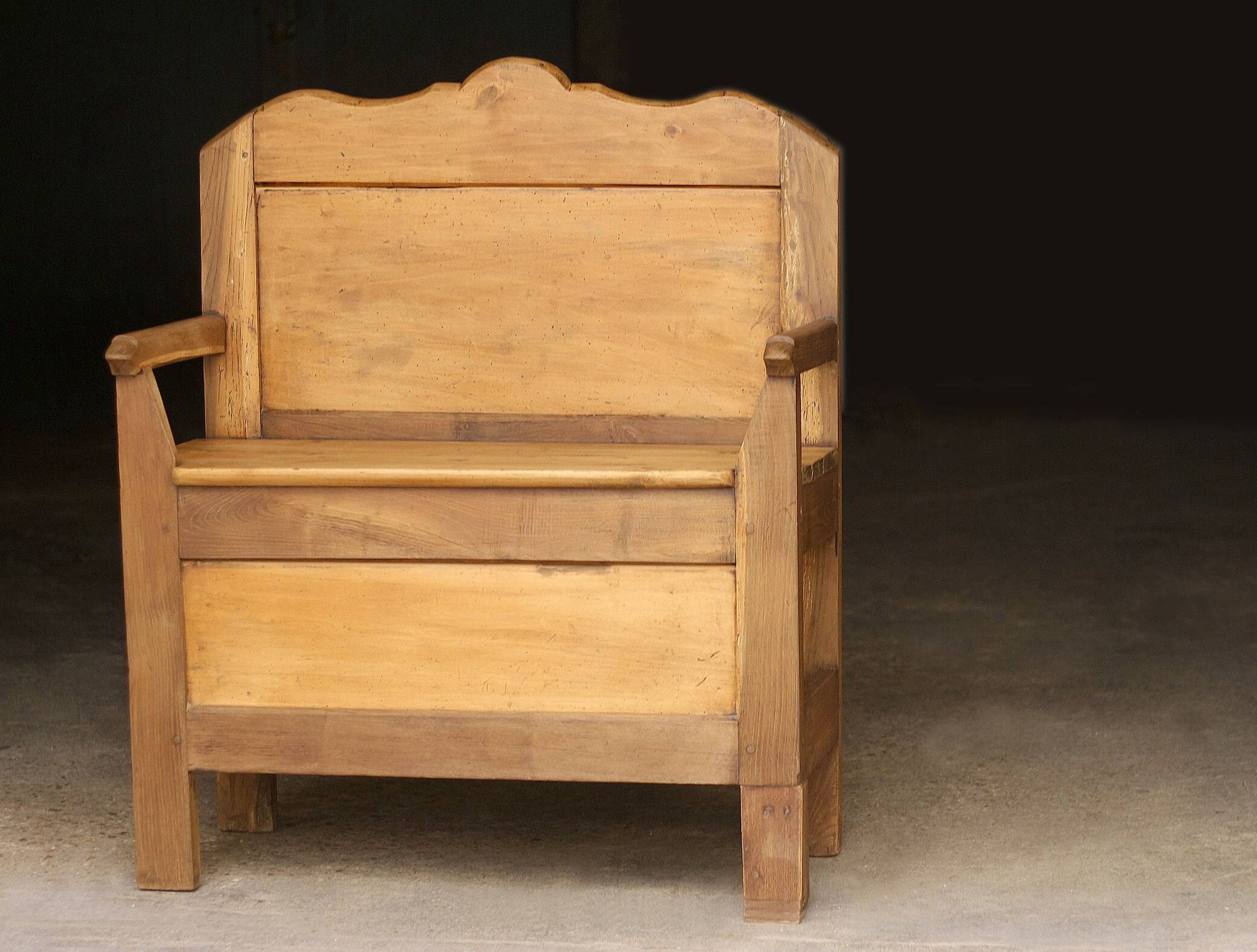 Adorable wooden sacristy bench in light wood. Late 19th century.