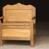 Adorable wooden sacristy bench in light wood. Late 19th century.