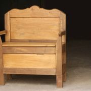 Adorable wooden sacristy bench in light wood. Late 19th century.