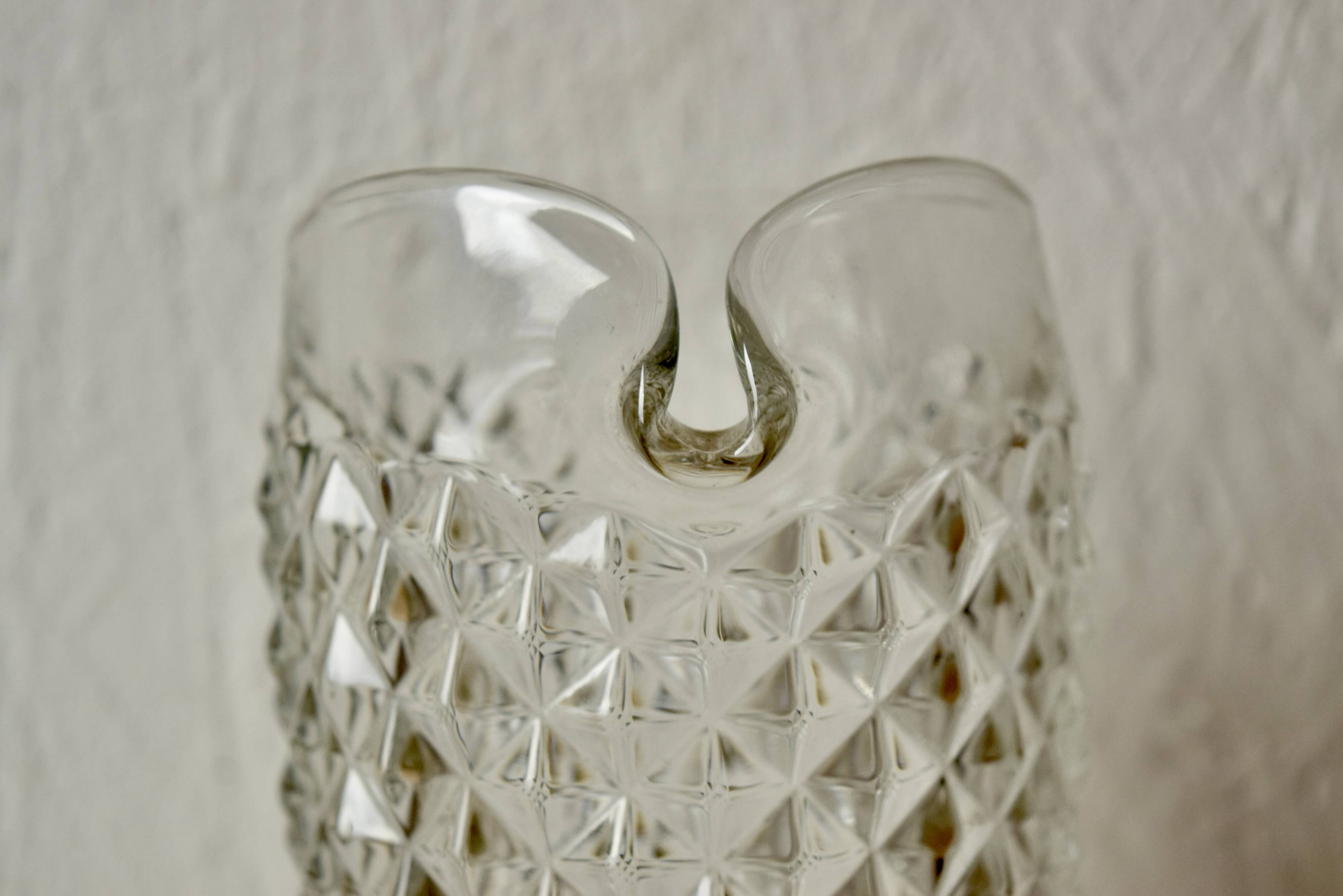 Carafe en verre moulé vintage