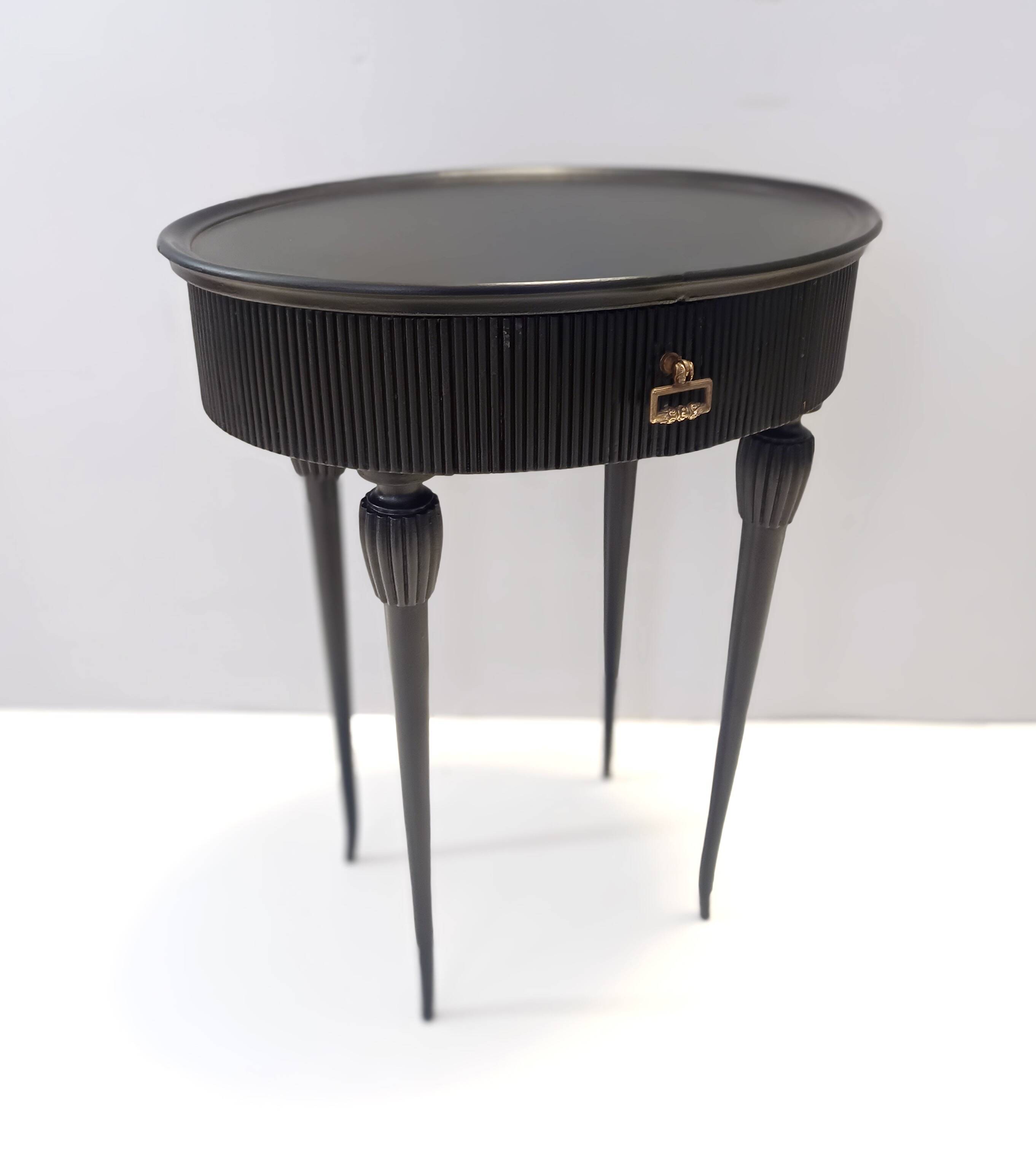 Table d'appoint, table de chevet ovale en hêtre noir ébénisé, Italie
