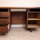 Bureau de centre a caissons, scandinave en teck, vers 1960-1970