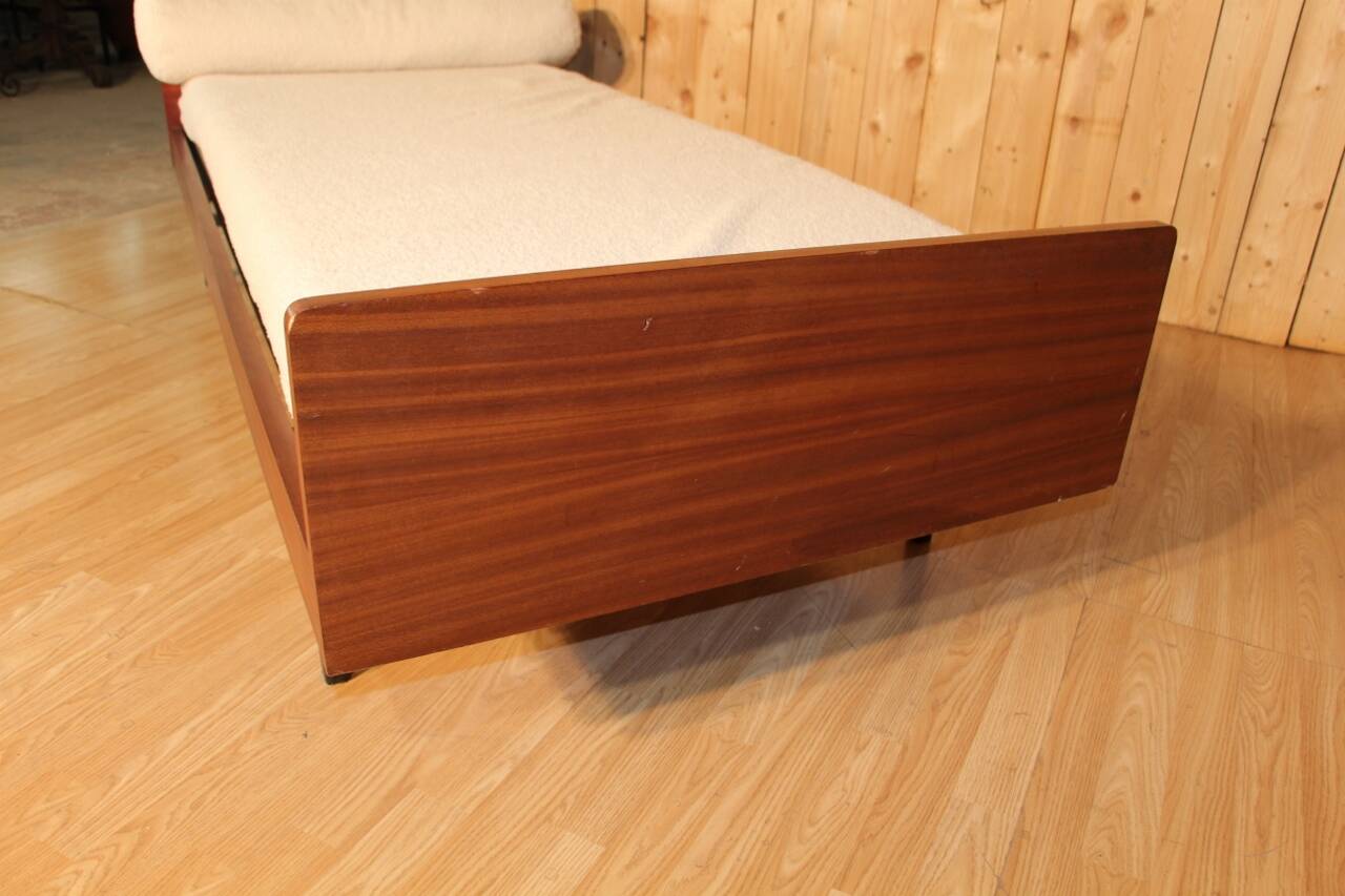 LC5 daybed model by Pierre Guariche