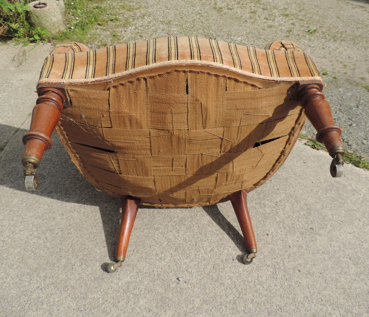 Old toad armchair