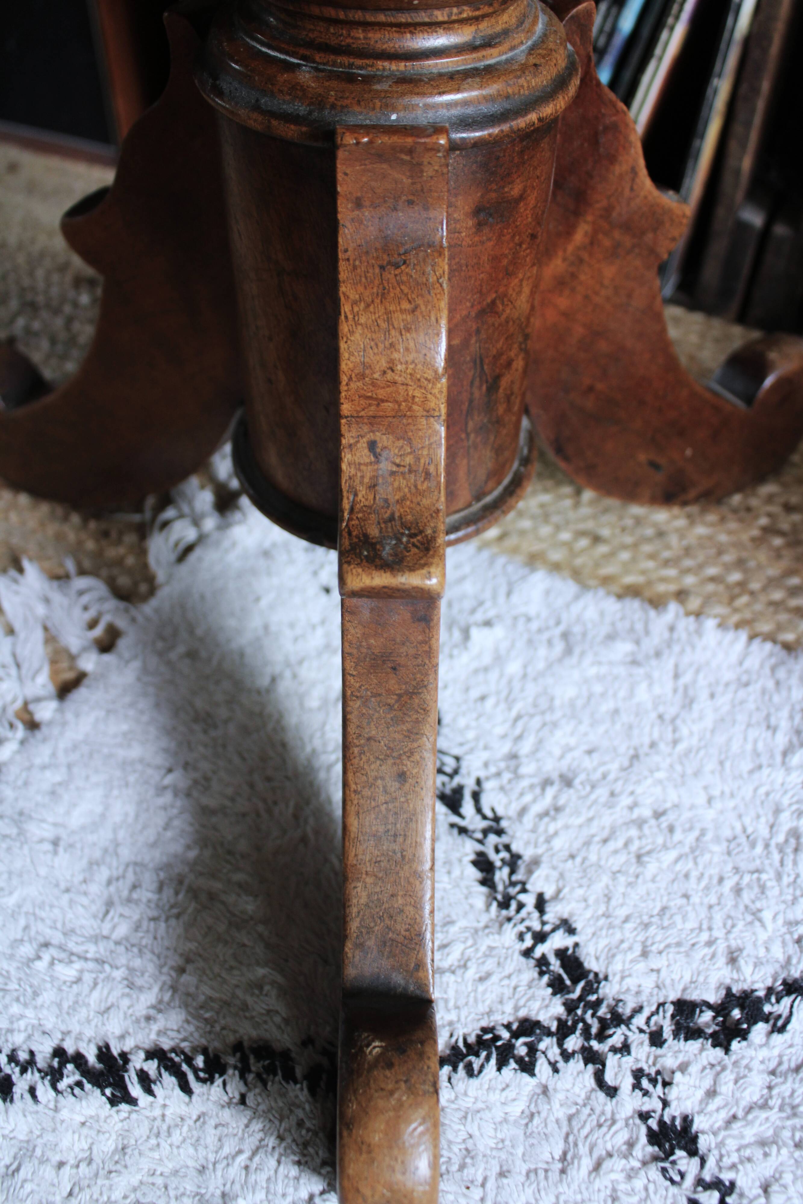 Tabouret de piano ancien en velours vert et bois de noyer