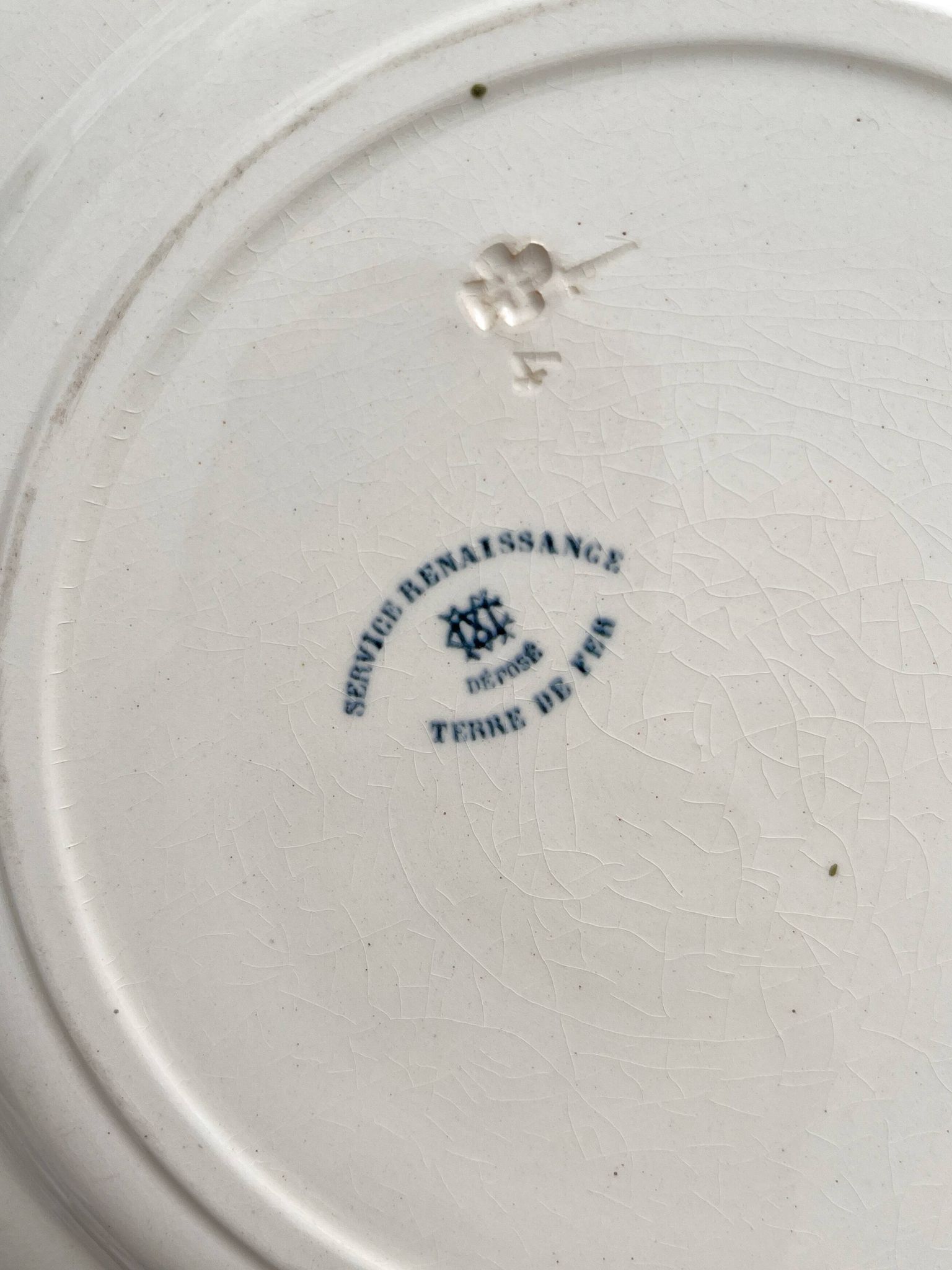 3 assiettes plates en terre de fer "Renaissance" Creil et Montereau