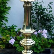 Paire de bougeoirs dorés