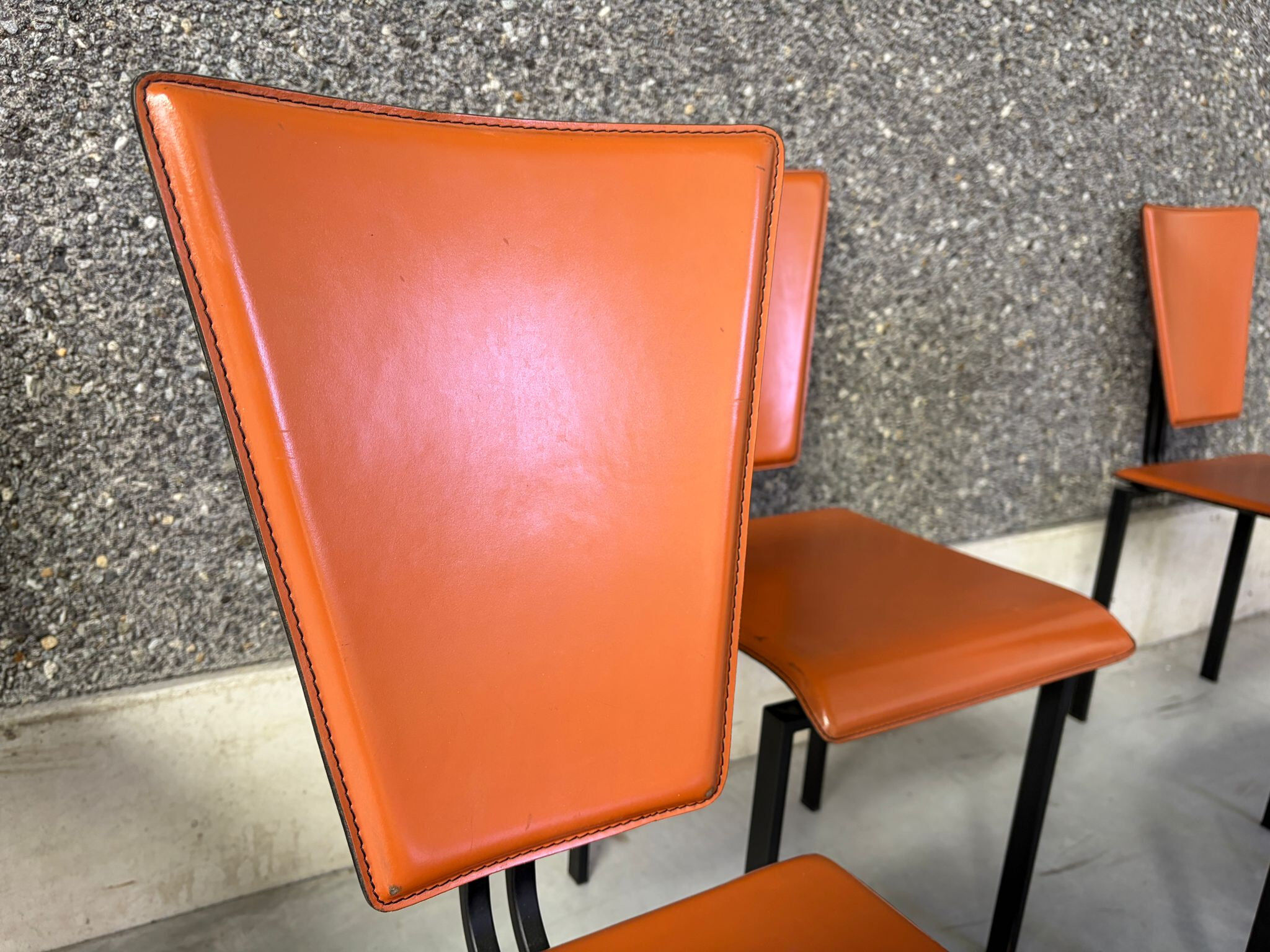 Ensemble de 6 chaises de salle à manger en cuir post-moderne, années 1970.