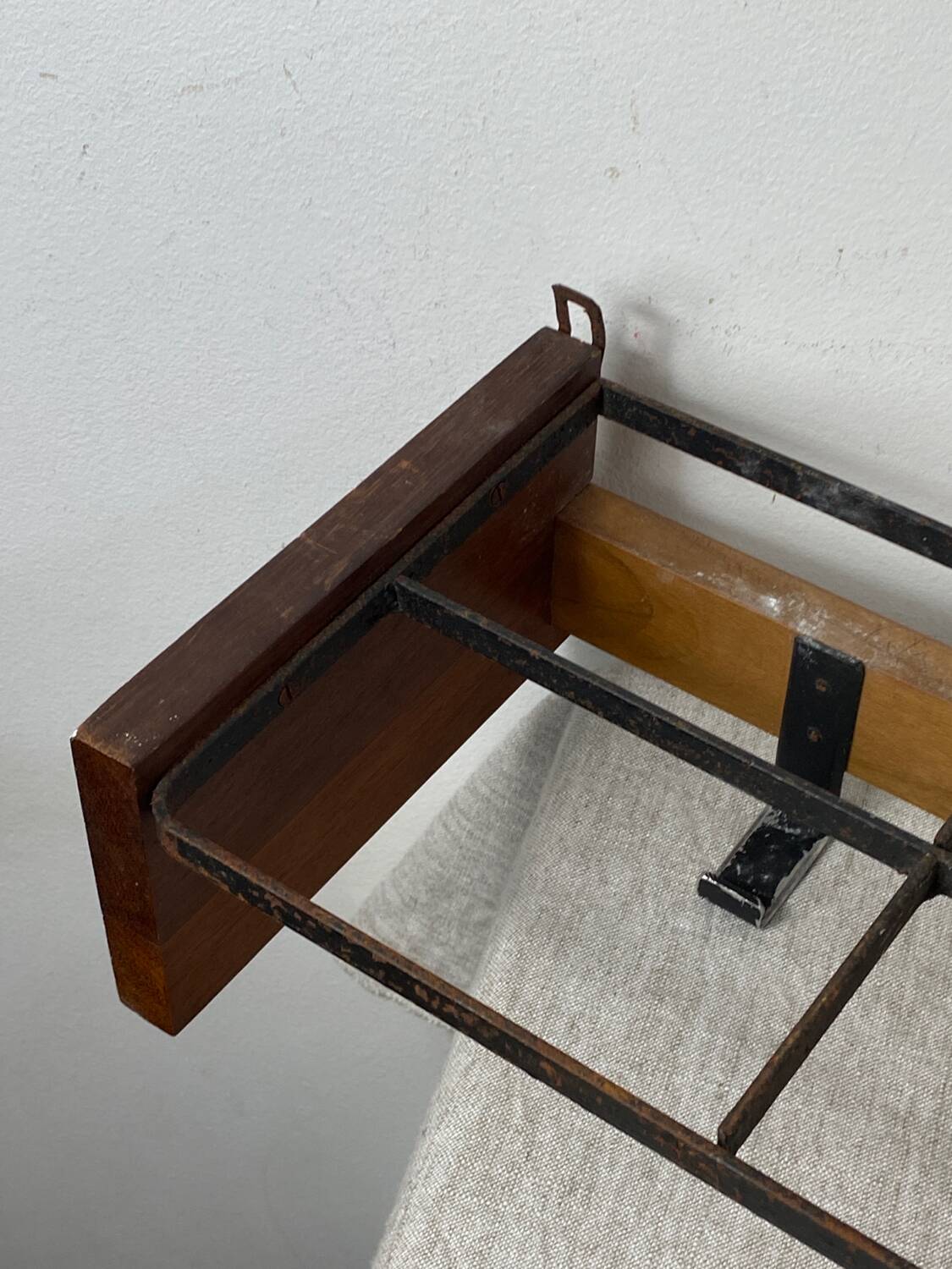 Wall-mounted coat rack with 5 wood and iron hooks