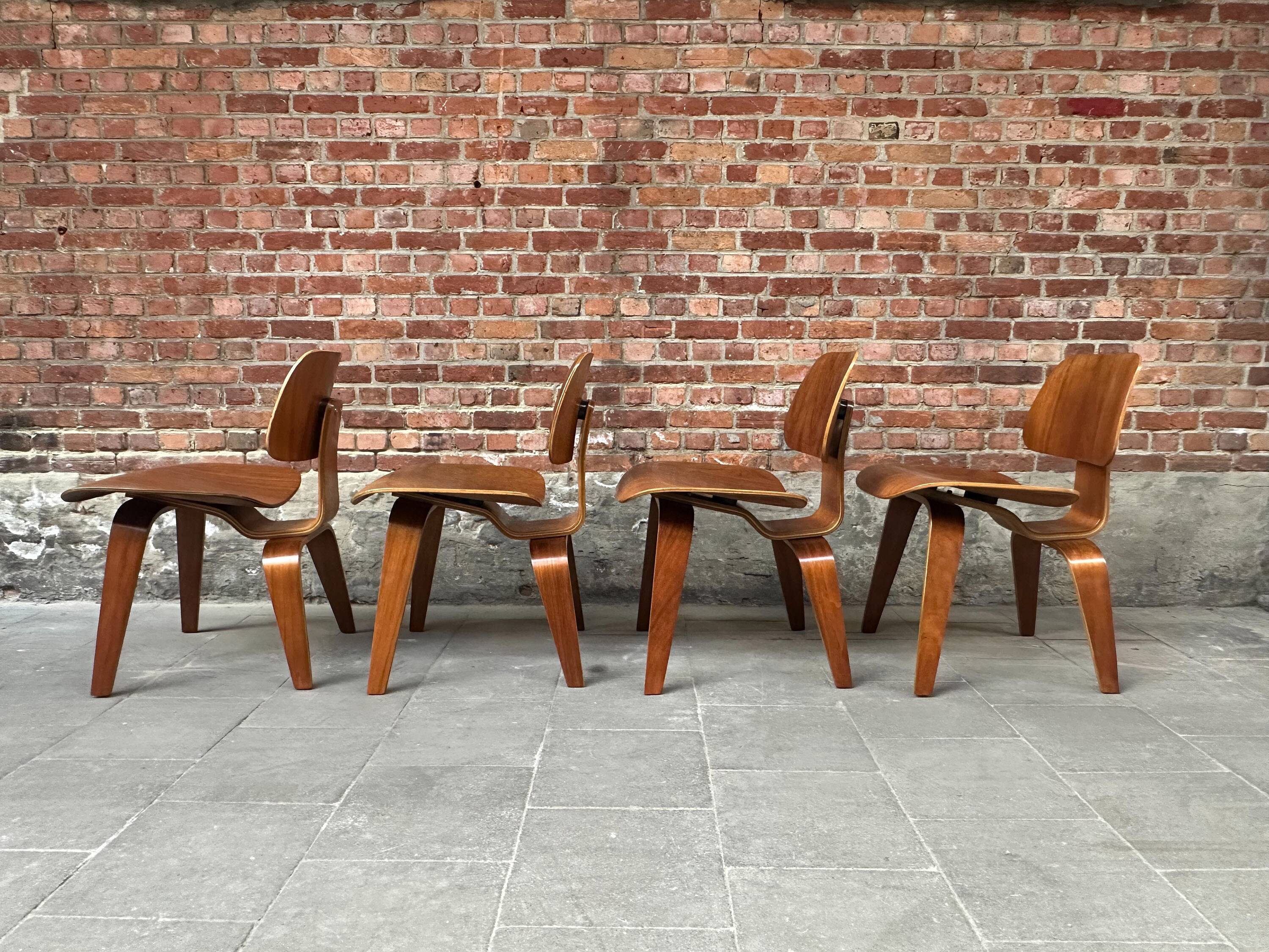 Set of 4 DCW chairs in walnut, Charles & Ray Eames, Herman Miller, 1950s
