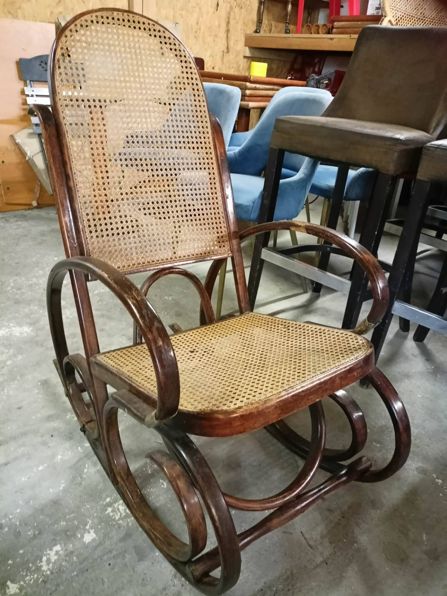 Rocking-chair vintage en bois courbé – Style Thonet
