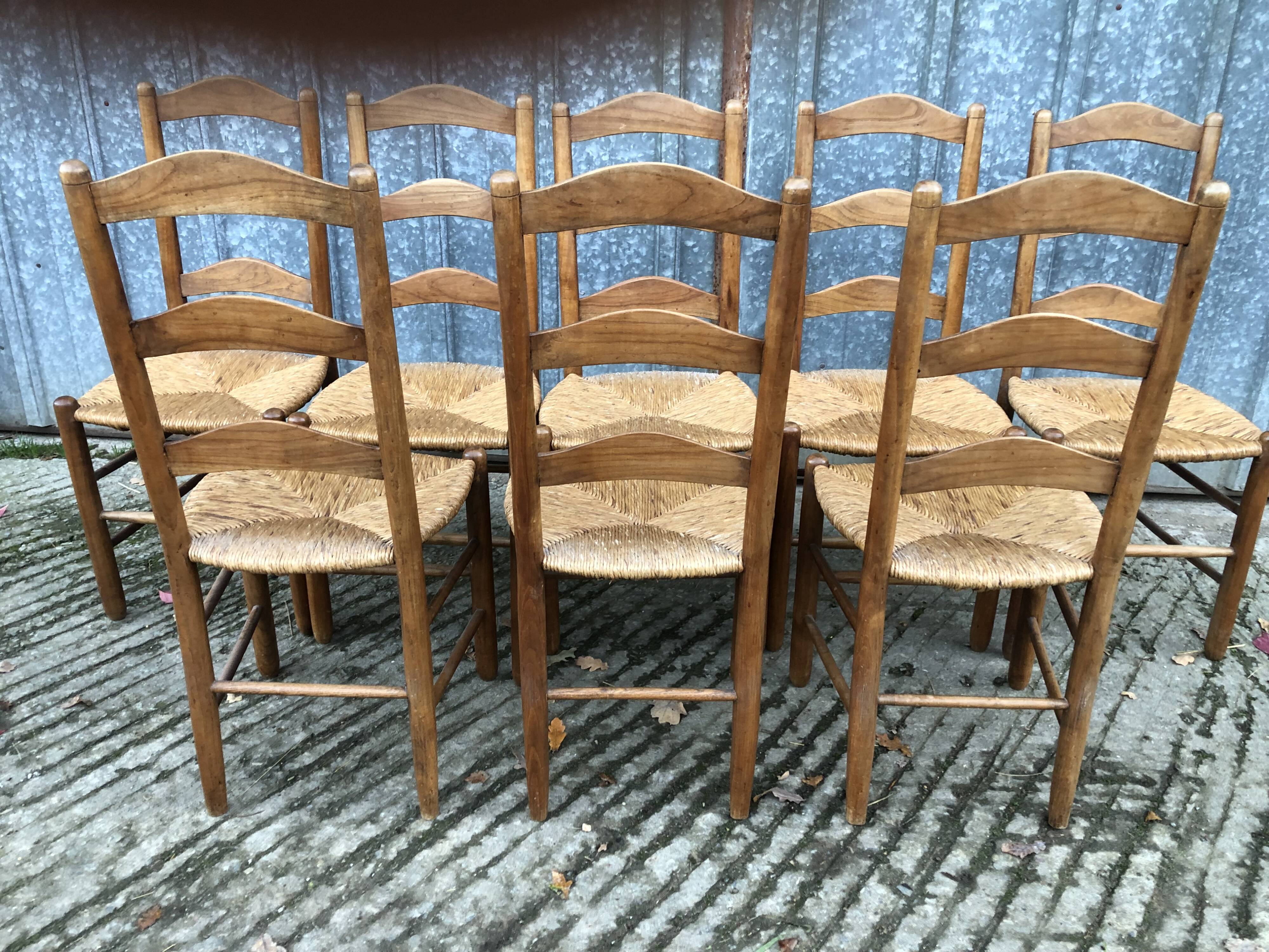 8 Chaises  anciennes vendéennes paillées en cerisier massif.