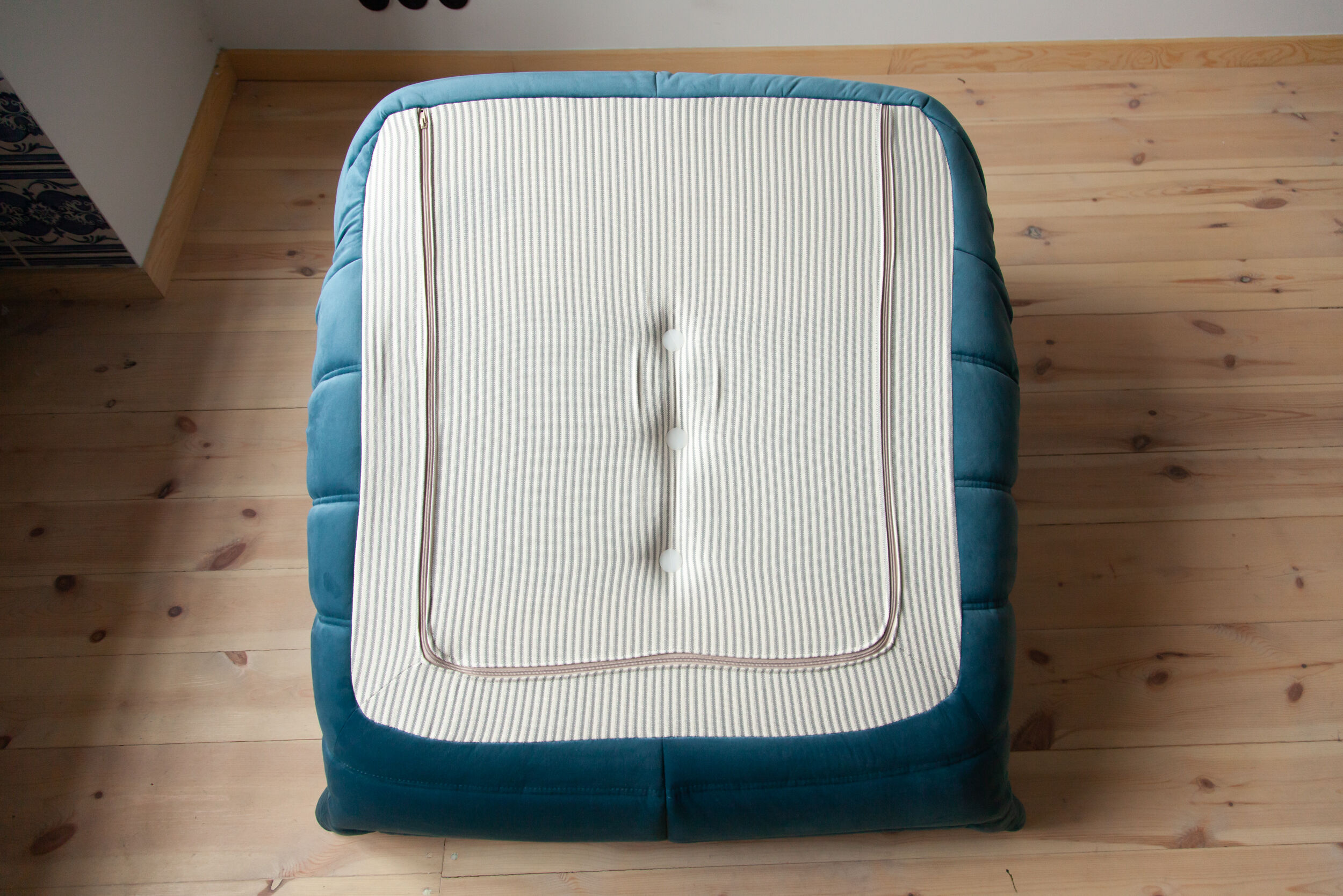 Canapé, chauffeuse et pouf "Togo" modèle dessiné par Michel Ducaroy 1973