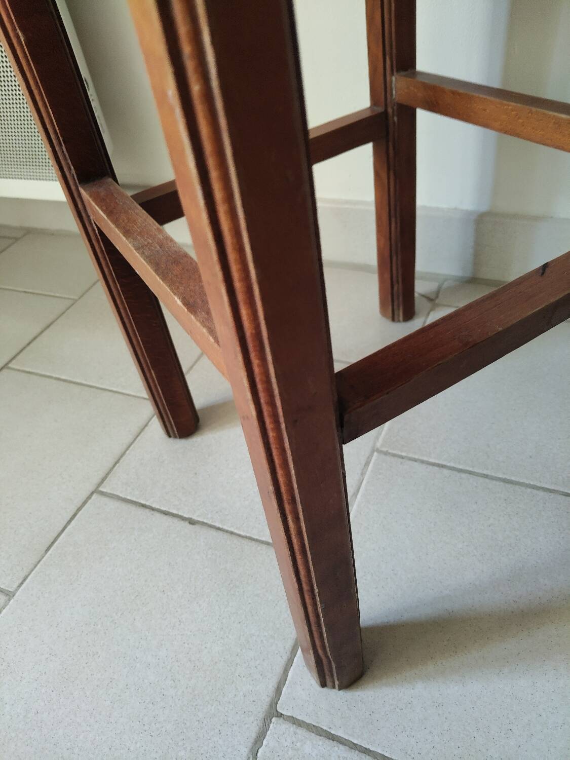 Antique campaign stool in solid wood with a straw seat.