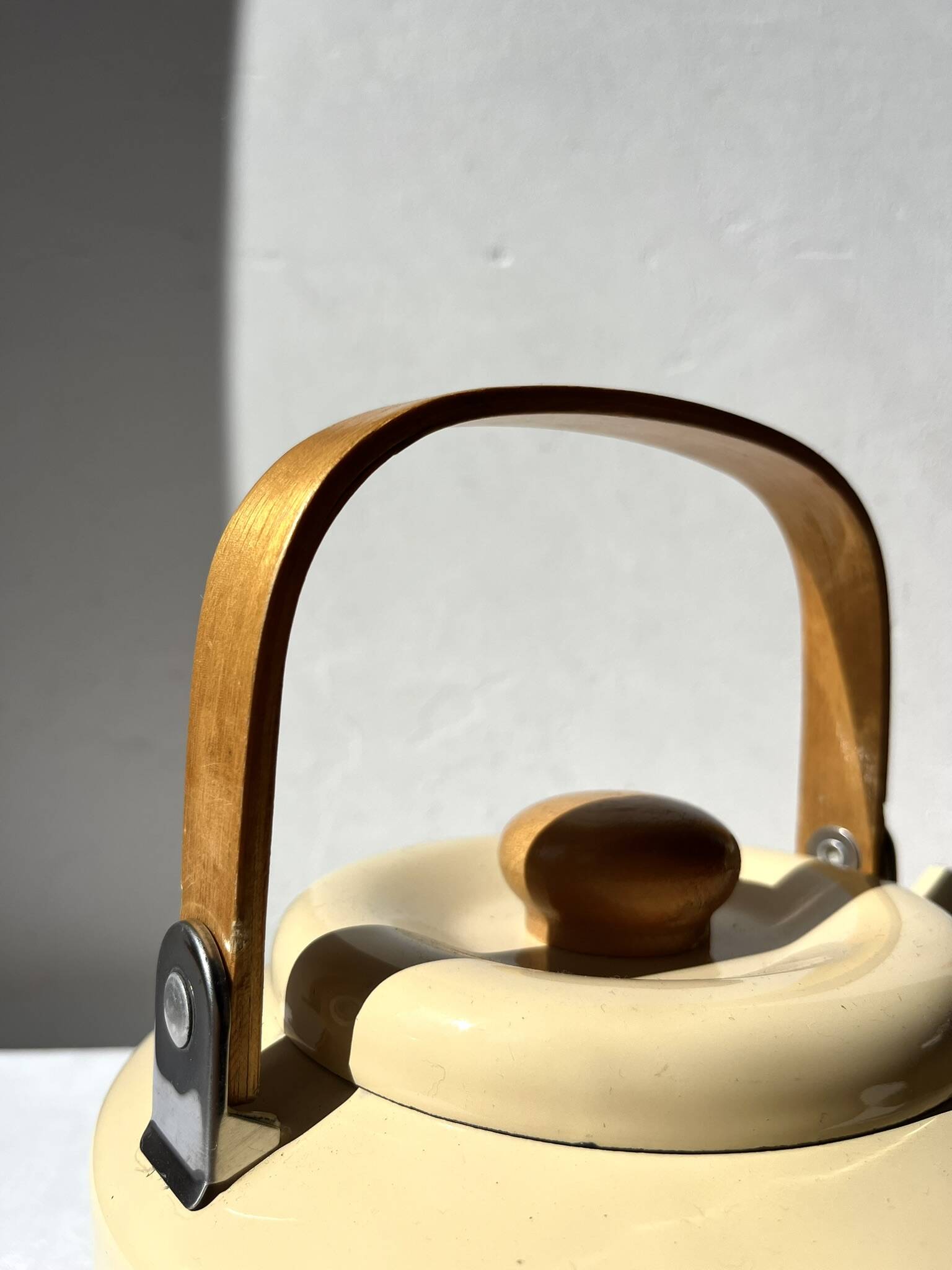 Vintage enamelled metal kettle in beige, Copco style.