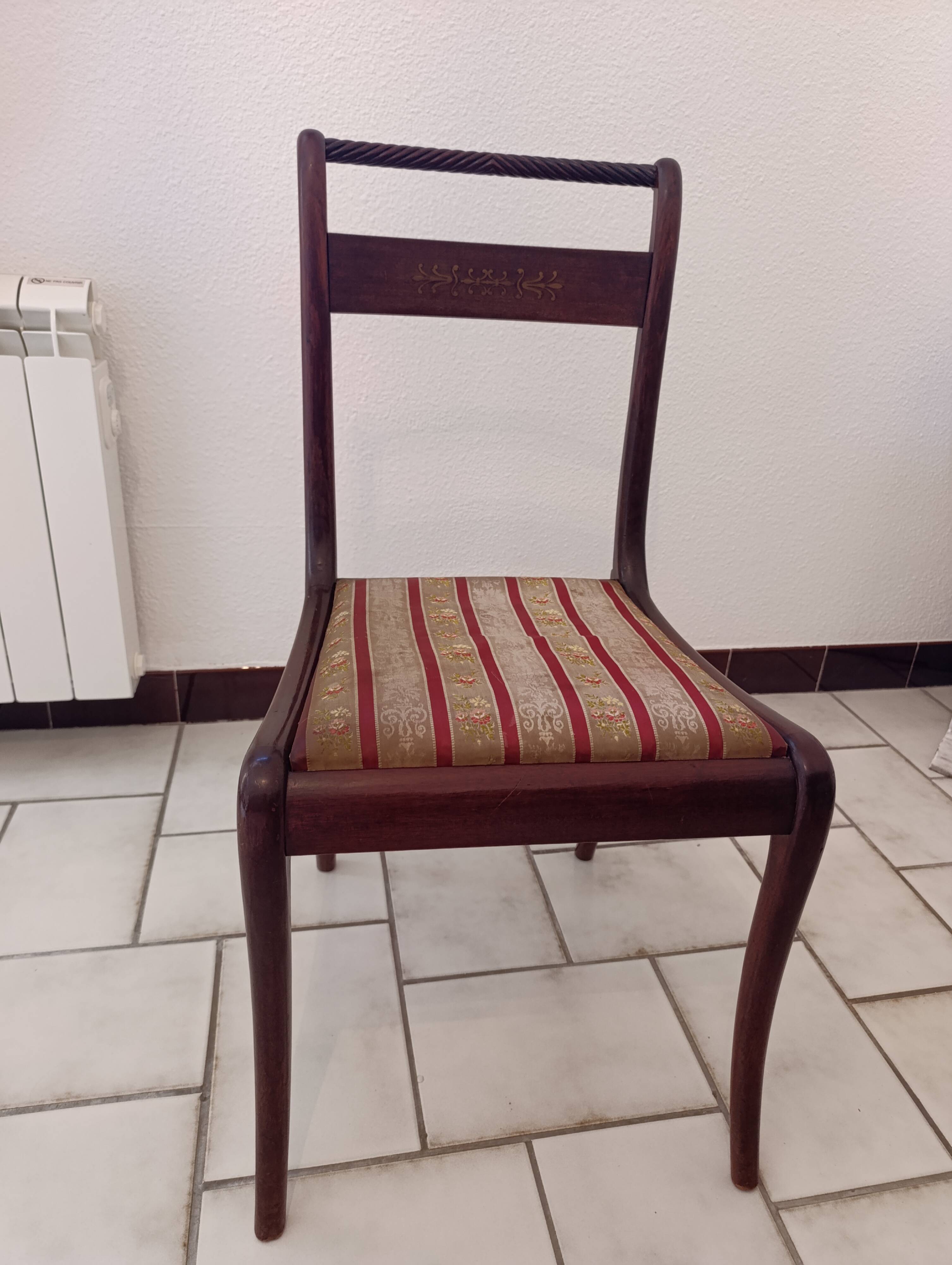 Table and chairs made of mahogany wood.
