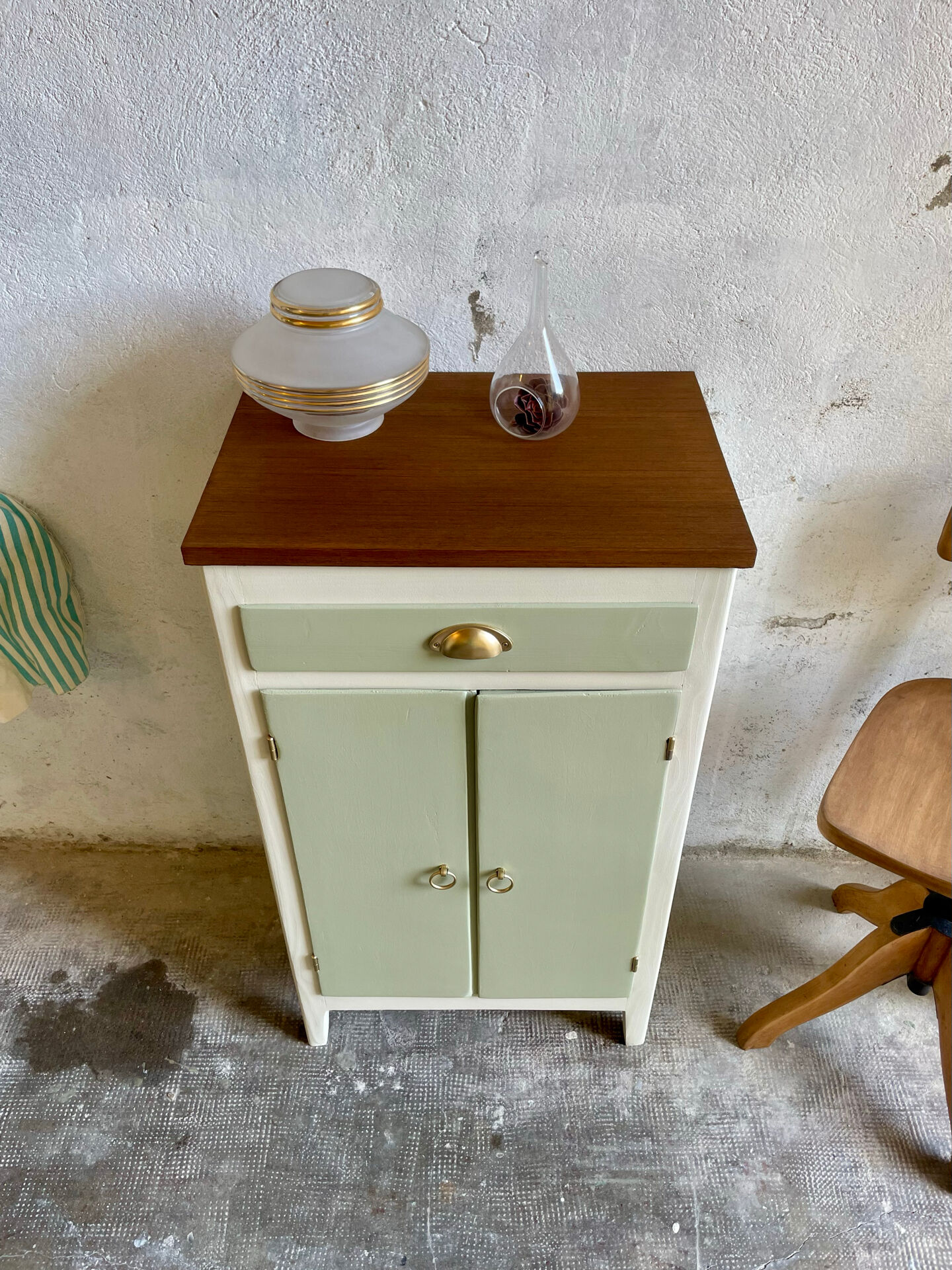 Petit buffet confiturier parisien vintage vert sauge – charme rétro