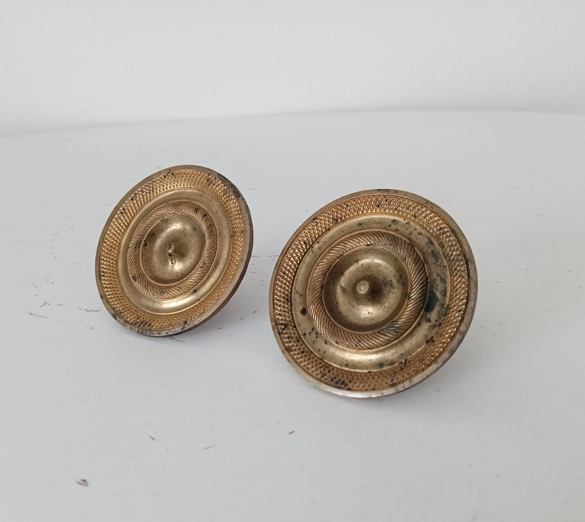 Pair of antique Empire furniture knobs from the 19th century in gilded bronze.