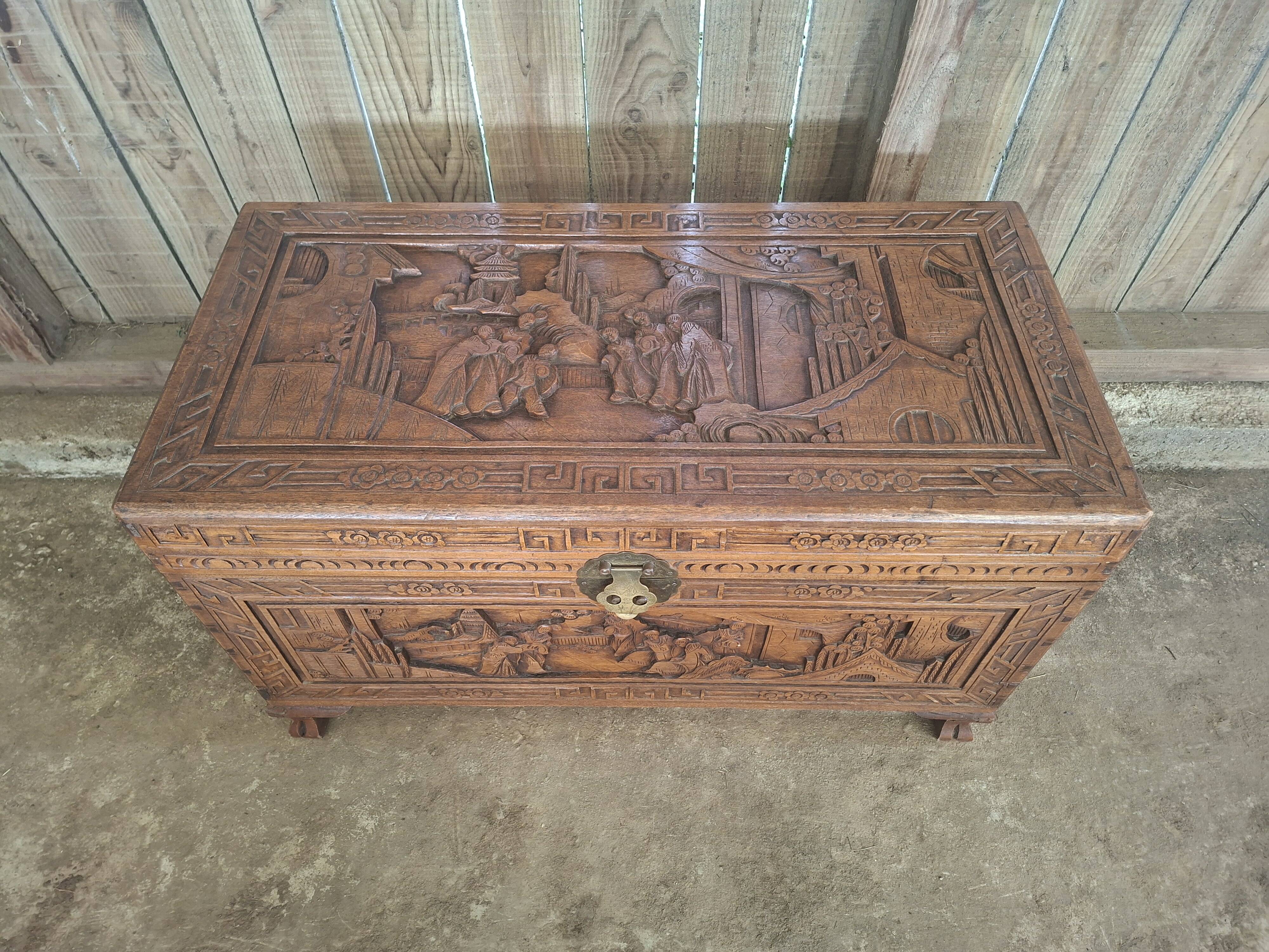 Asian chest from the 20th century made of camphor wood (omb)