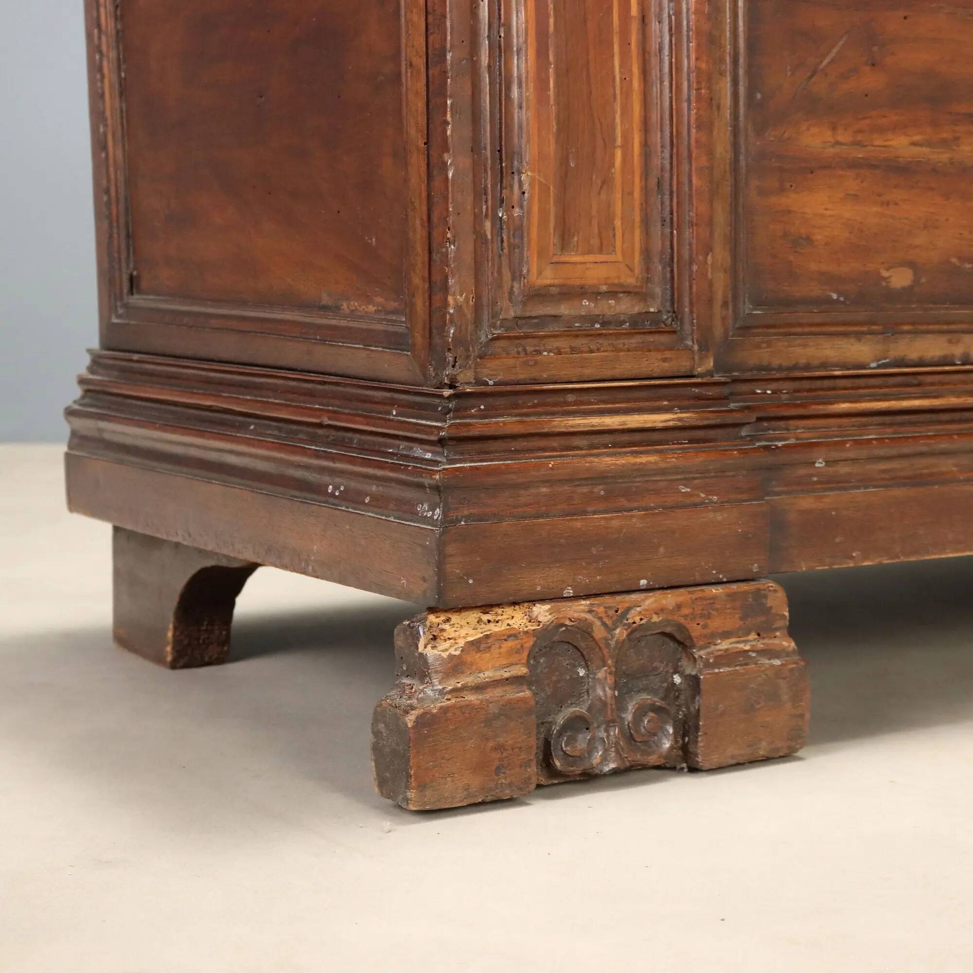 Baroque antique chest in carved walnut, Italy, 18th century.