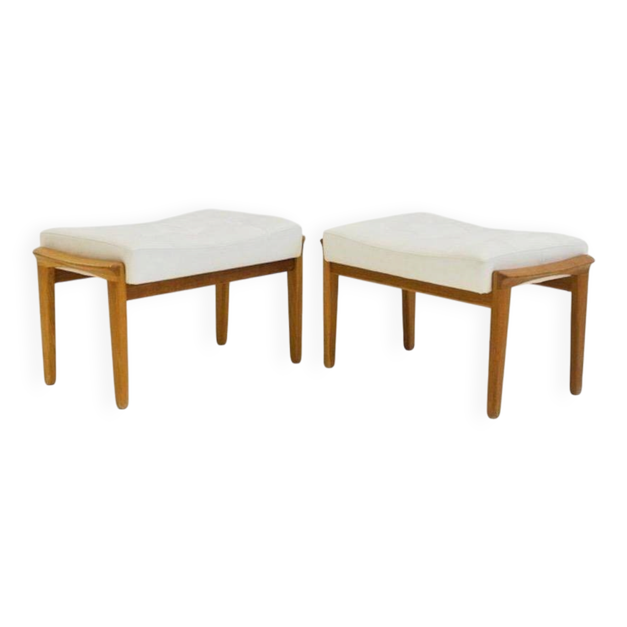 Paire d'ottomans tapissés en teck et cuir blanc