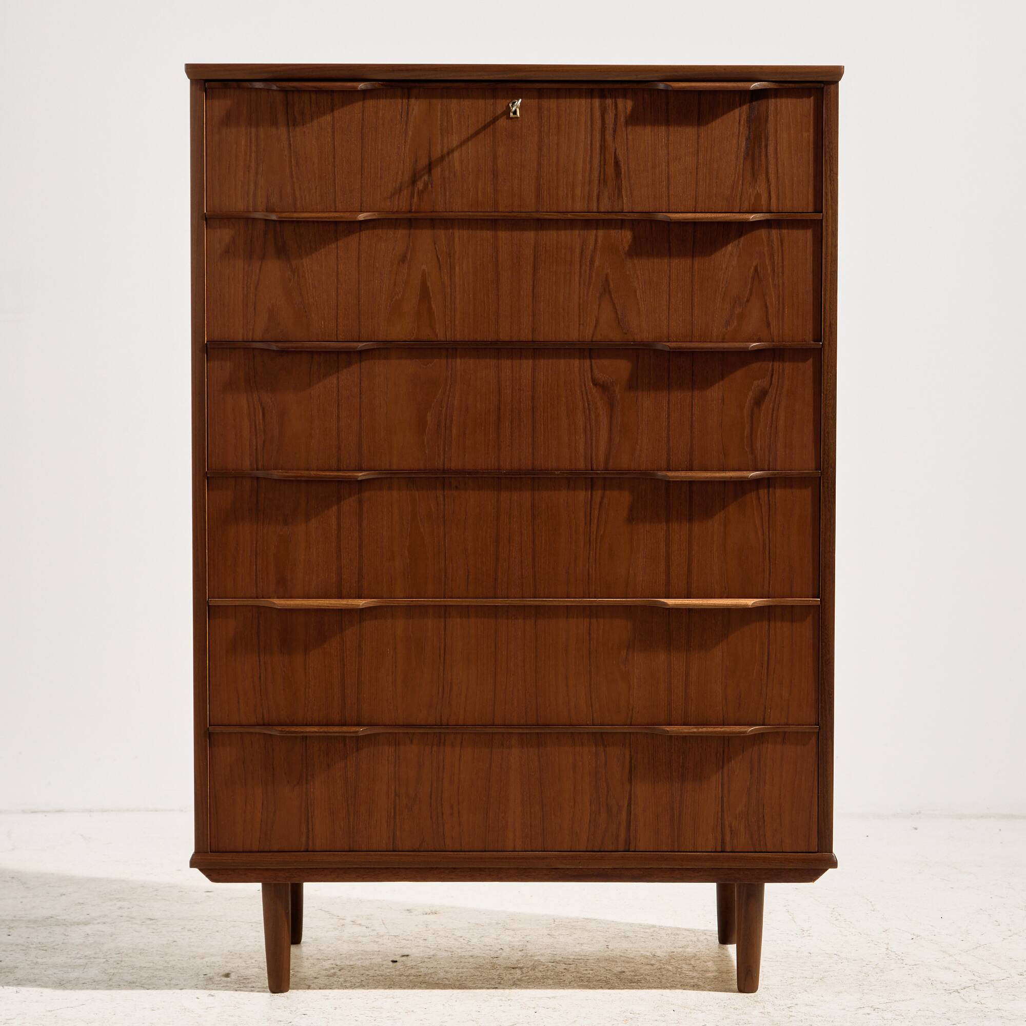 Commode en teck restaurée avec six tiroirs