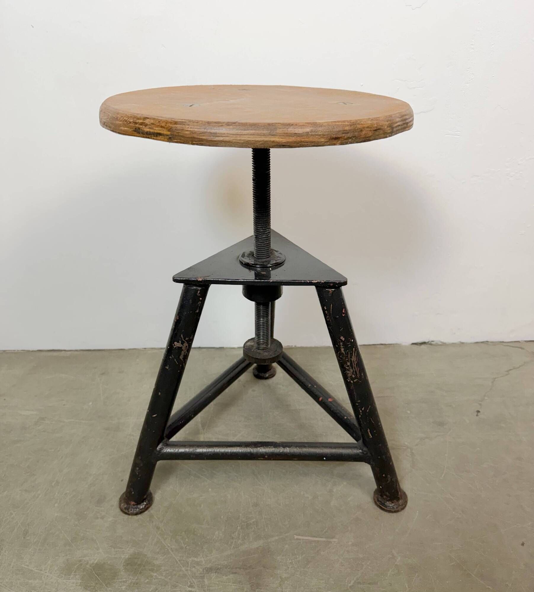 Tabouret pivotant industriel noir, années 1960