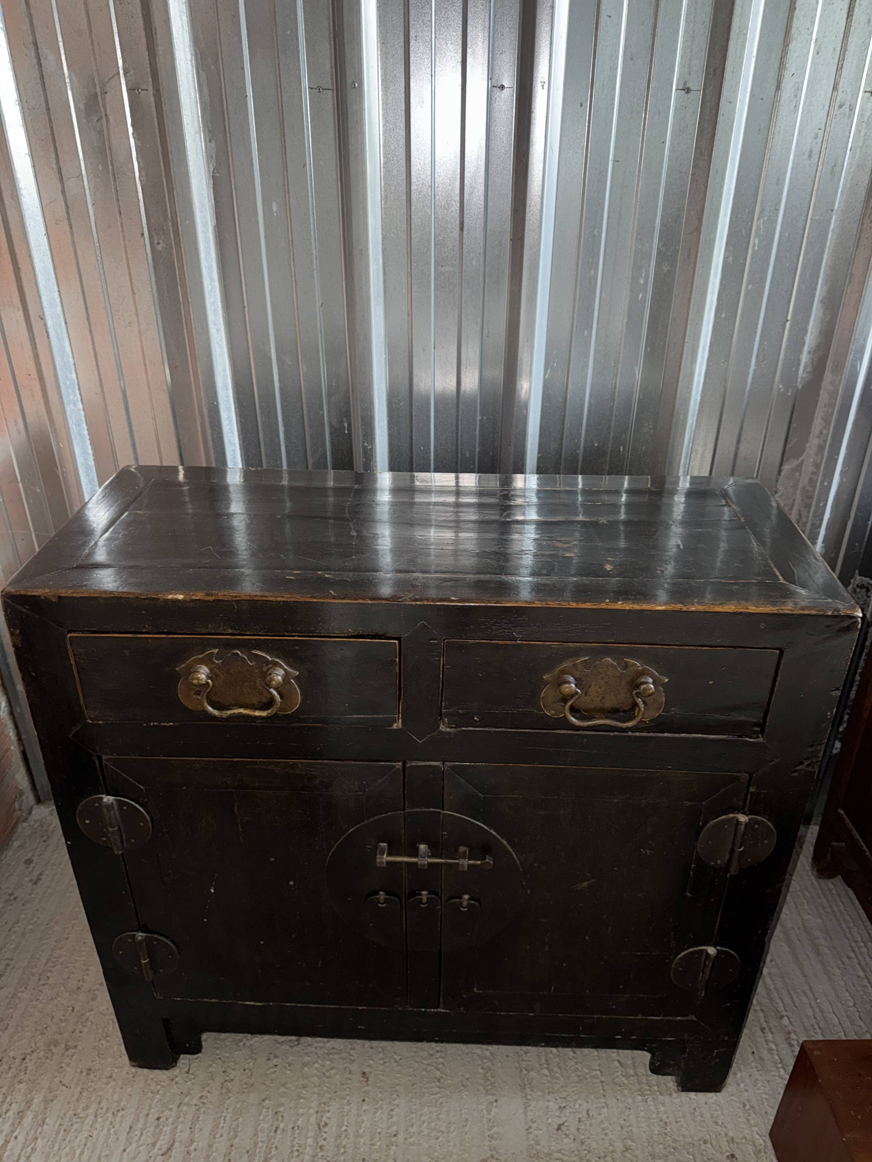 Antique Chinese sideboard. 2 drawers + 2 doors.