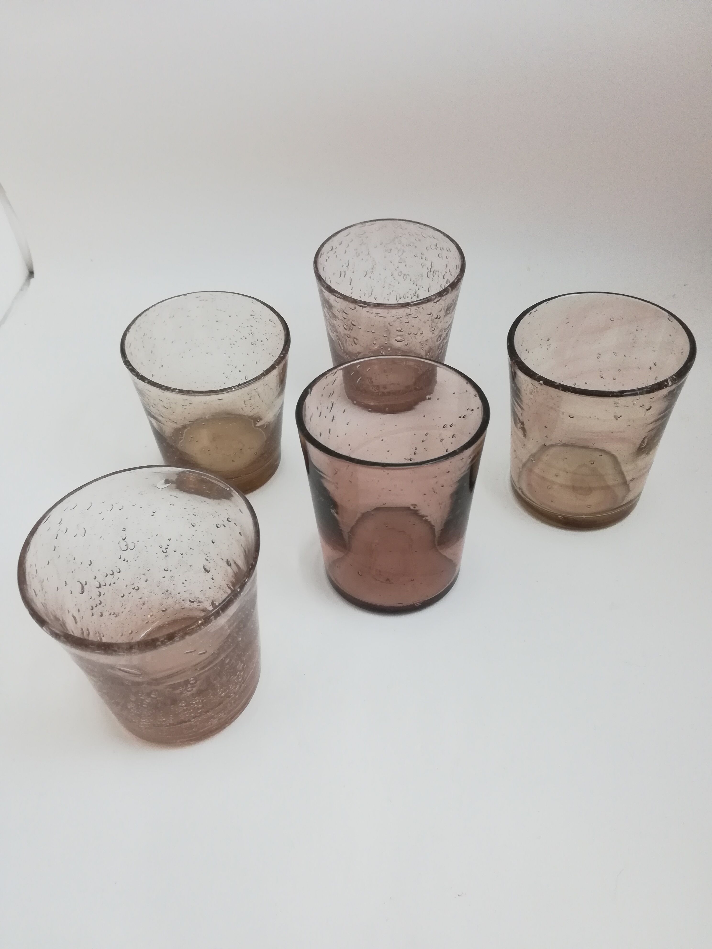 Lot de cinq verres en verre soufflé biot