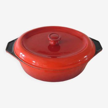 Old casserole / pot in red cast iron made in france