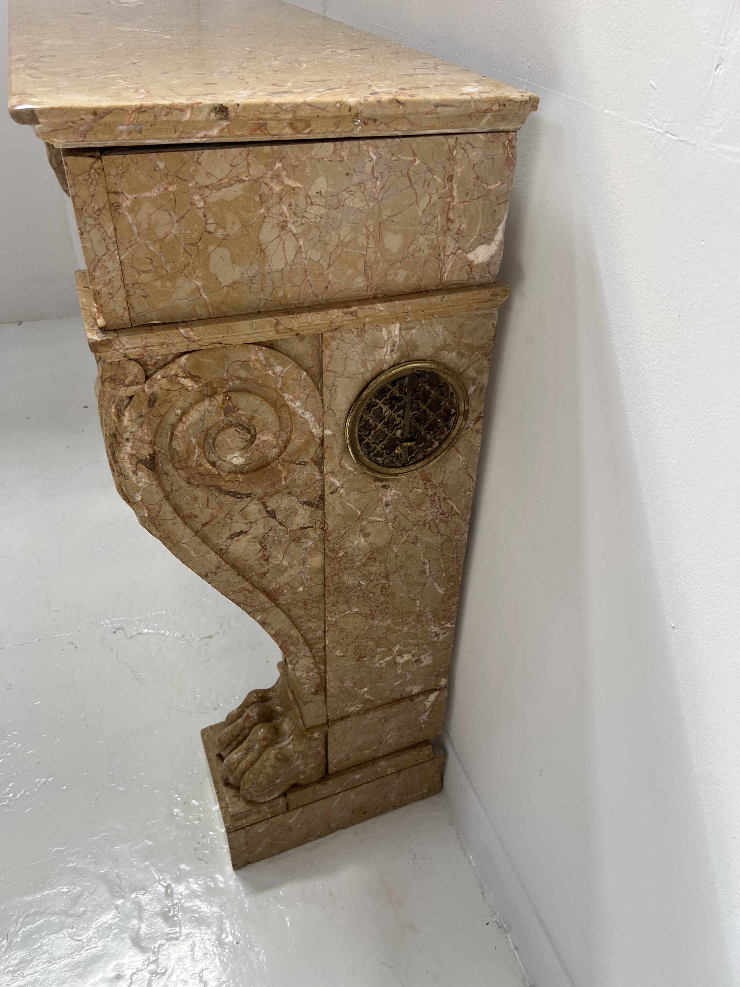 Napoleon III fireplace with claw feet in speckled marble, 19th century.