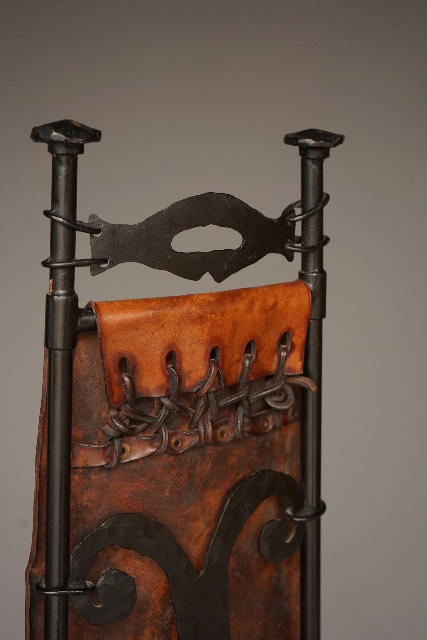 Chaise d'appoint en fer et cuir par Sido et François Thévenin, années 1980