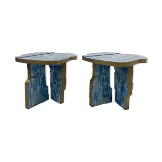 Paire de tables d’appoint en céramique et laiton bleu contemporain