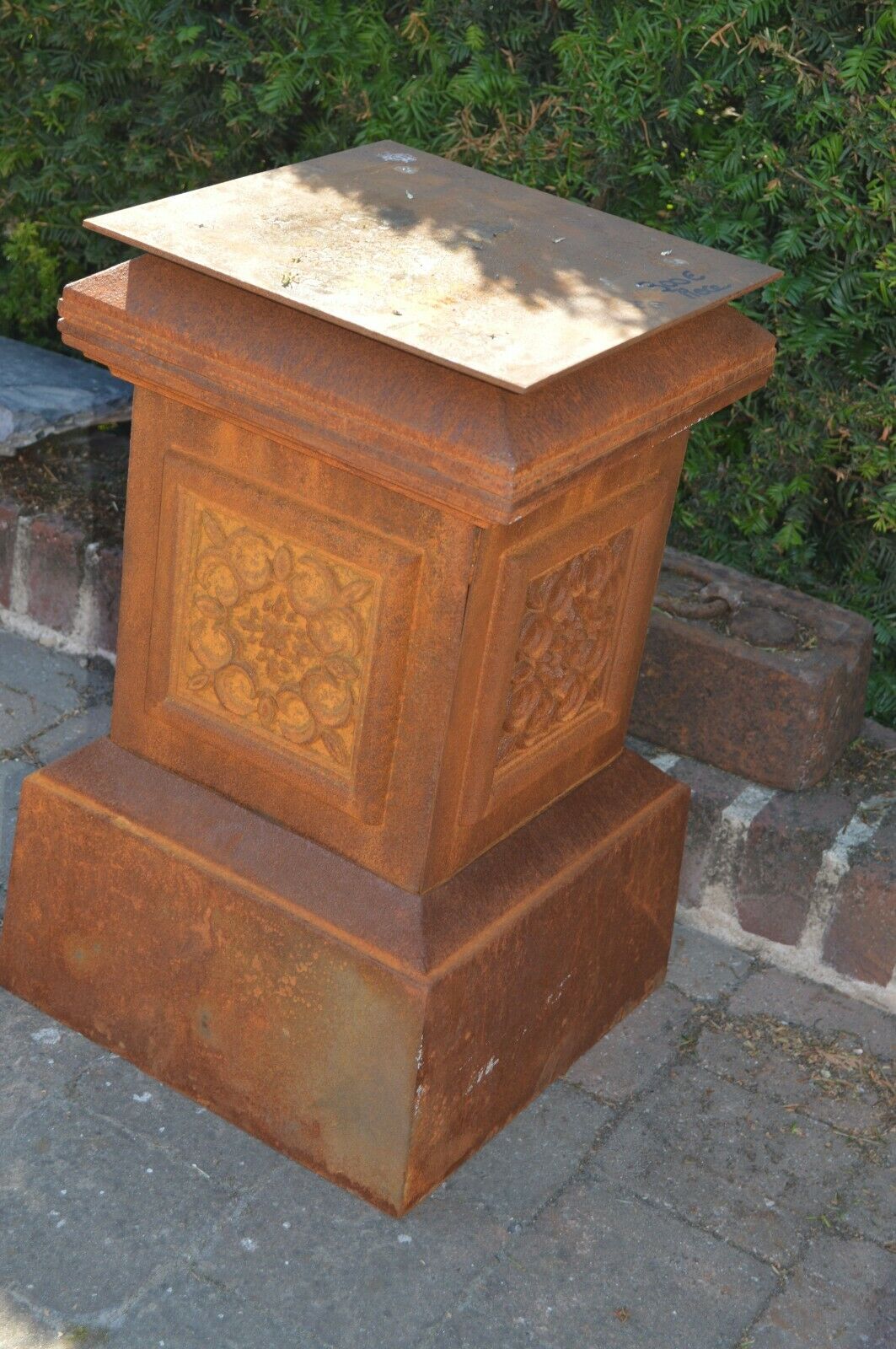 Vase médicis en fonte