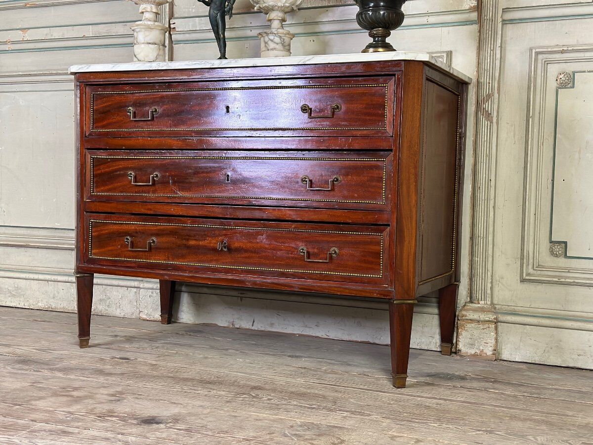 Louis XVI commode in mahogany with brass beading, arabescato marble top, 18th century