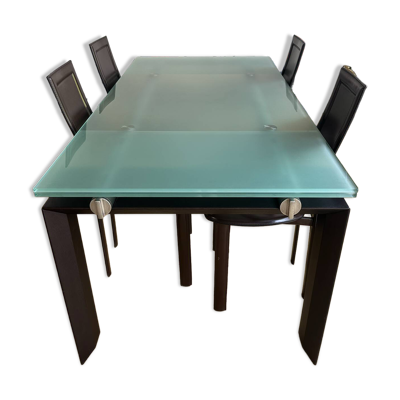 Table de repas extensible modèle Stilt par Decoma Design pour Desalto,