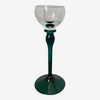 verre à vin en cristal sur pied vert