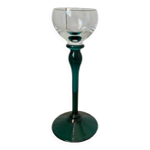 verre à vin en cristal sur pied vert
