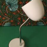 Lampe de bureau blanche orientable avec une petite poignée pour déplacer plus facilement la tête