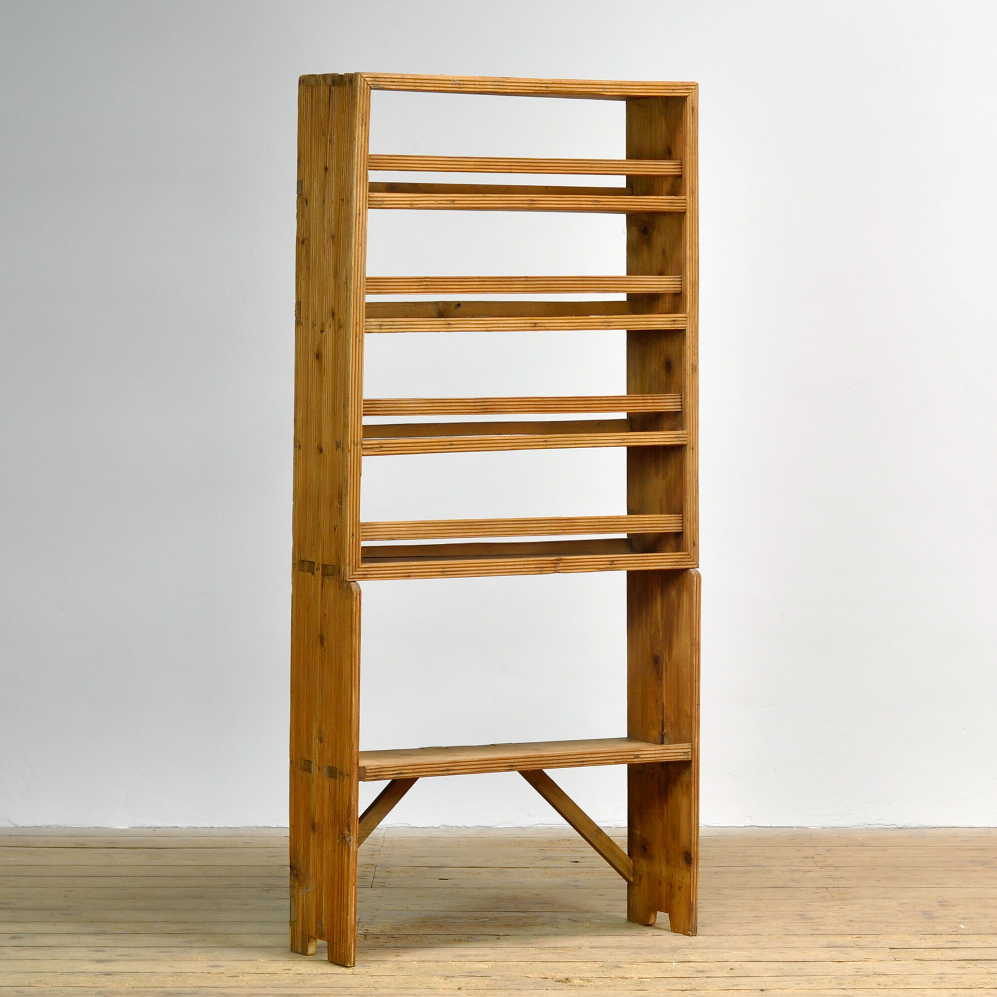 Armoire en pin, vers 1930