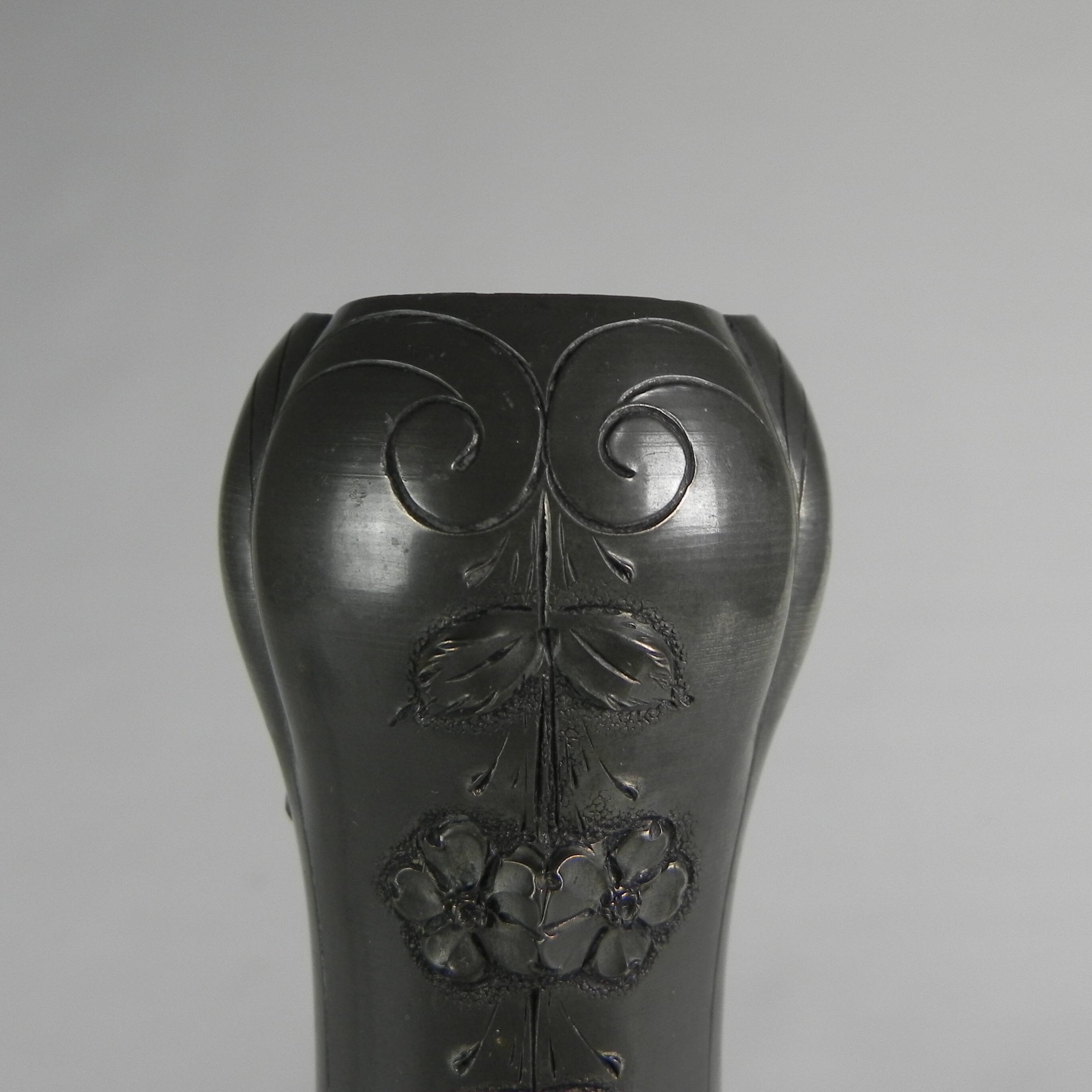 Art Nouveau vase in pewter signed Pechez, early 20th century.