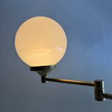 Ancienne lampe potence en laiton et opaline
