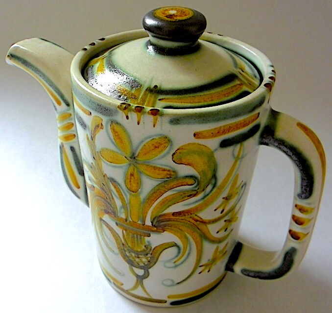 Quimper's "vintage" earthenware teapot, Keraluc workshop