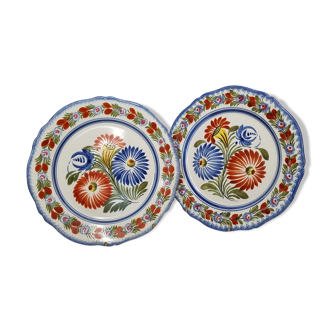 Pair of Henriot Quimper plates decorated with flower, 24 cm