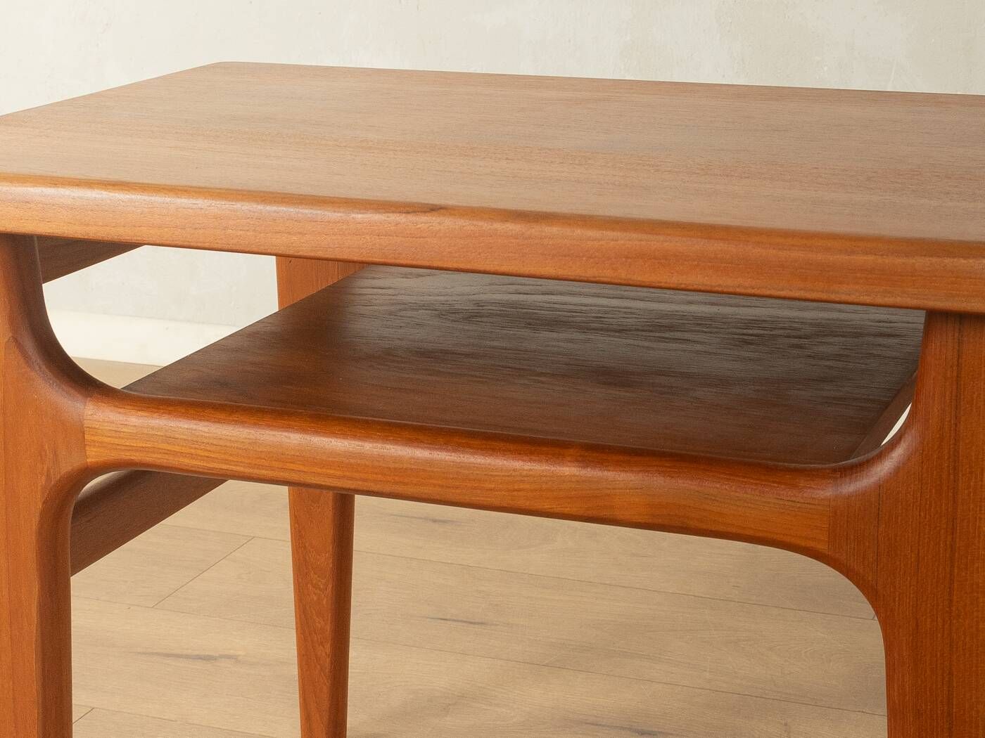 Table d'appoint élégante des années 1960 par Niels Bach A/S