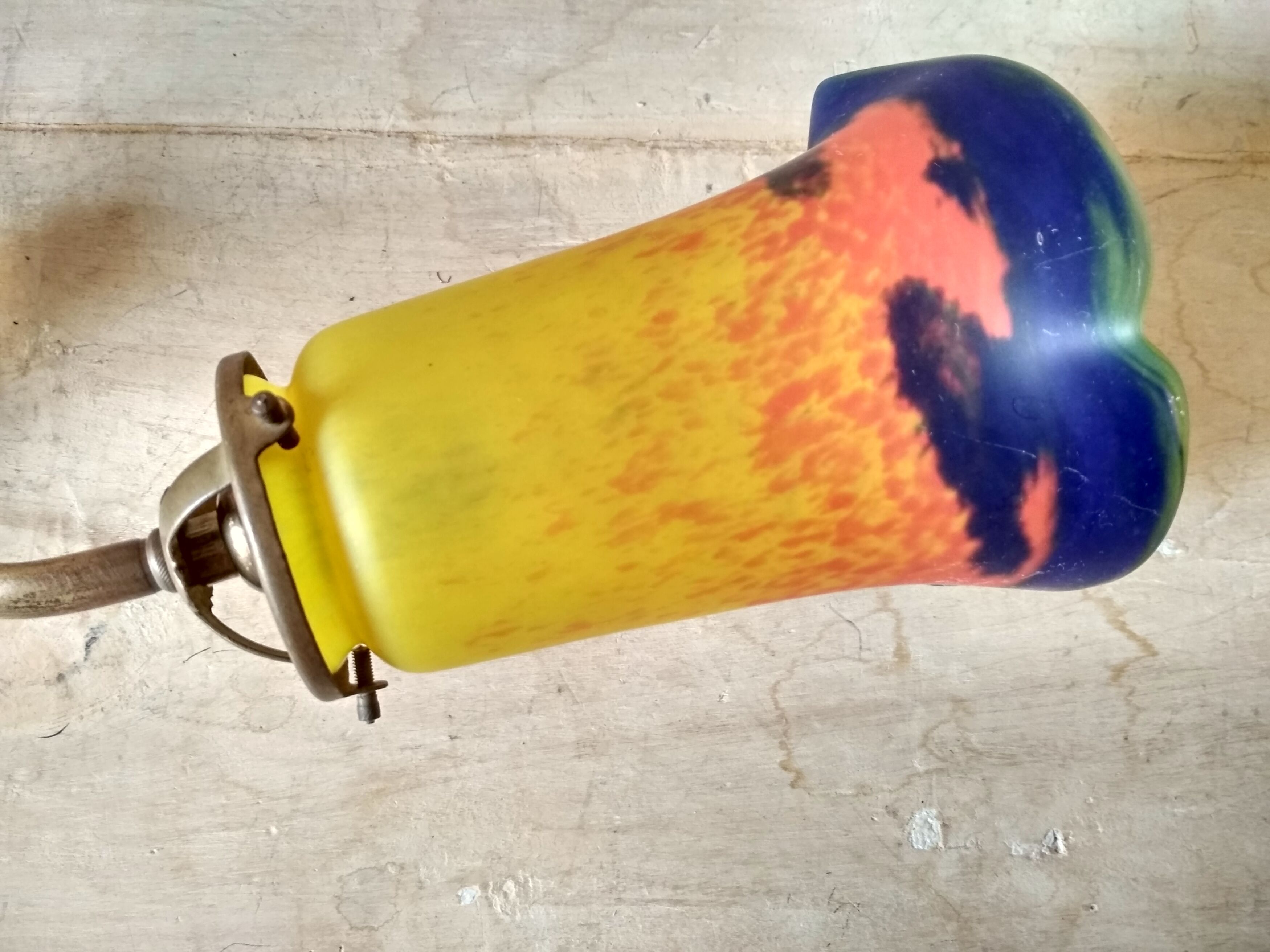 Wall light wall wall brass swan collar, porcelain rosette and tulip in colored glass paste