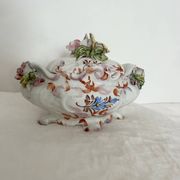 Soup tureen